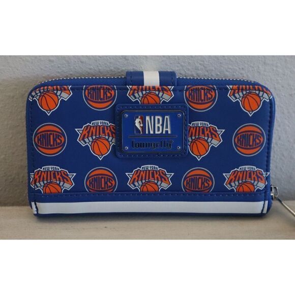 Loungefly NBAWA0004 Women's NBA NY Knicks Logo Zip Around Snap Wallet - Picture 2 of 9